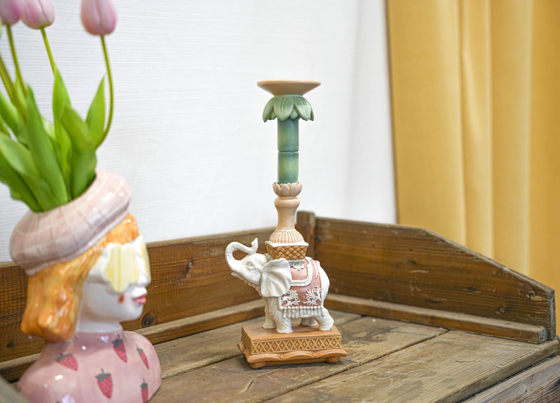 Kandelaar - Olifant roze/groen - Polyresin - 34,50 cm